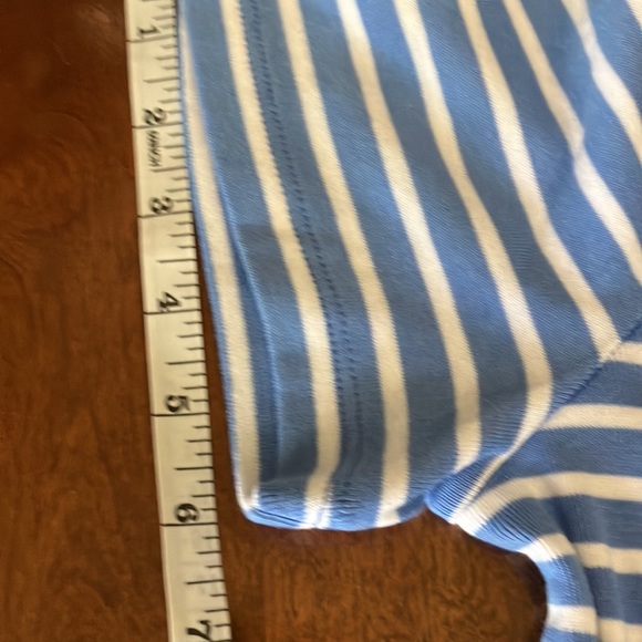 NWT TOMMY HILFIGER TEE.  FREE 🐝     WITH ANY PURCHASE OVER $20. - Picture 3 of 9